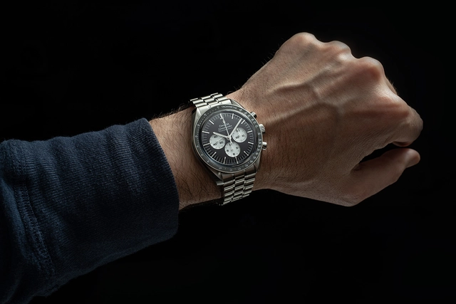 Omega: Speedmaster Moonwatch Black and White, 310.30.42.50.01, Wristshot