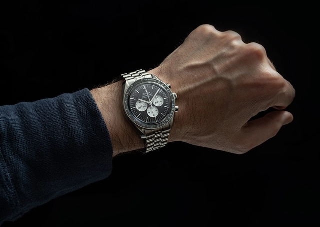 Omega: Speedmaster Moonwatch Black and White, 310.30.42.50.01, Wristshot