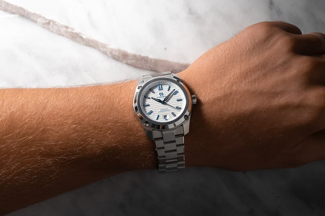 Formex Essence 39 mm Automatic COSC Alpine White, Uhr am Handgelenk