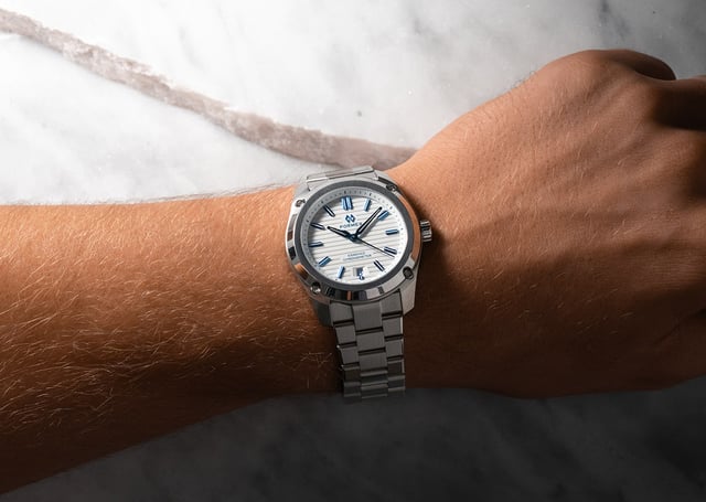 Formex Essence 39 mm Automatic COSC Alpine White, Uhr am Handgelenk