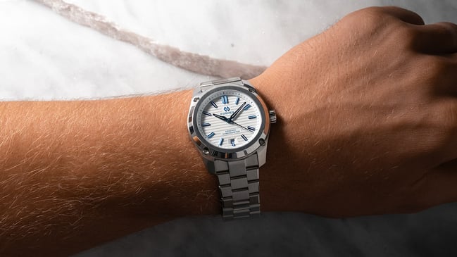 Formex Essence 39 mm Automatic COSC Alpine White, Uhr am Handgelenk