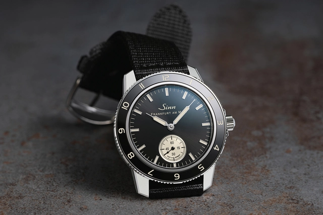 Sinn Spezialuhren 104 Klassik 12 mit schwarzem Textilband