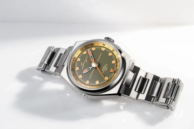 Singer Reimagined – 1970 DualTrack, Handaufzugsuhr aus Edelstahl mit grünem Zifferblatt und GMT-Funktion