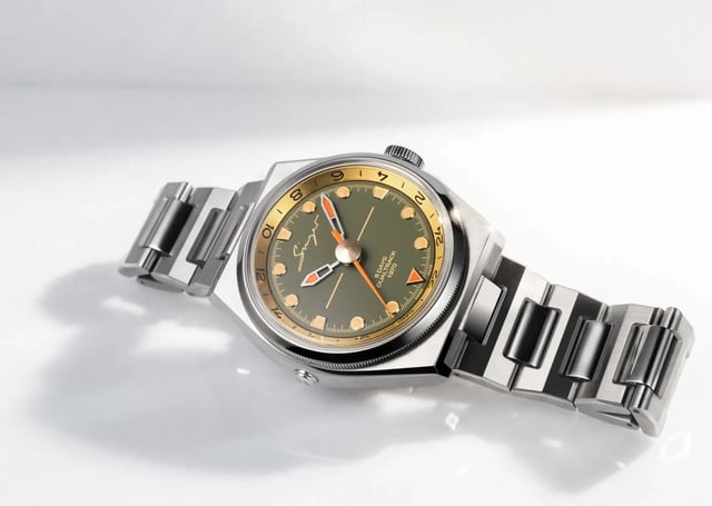 Singer Reimagined – 1970 DualTrack, Handaufzugsuhr aus Edelstahl mit grünem Zifferblatt und GMT-Funktion