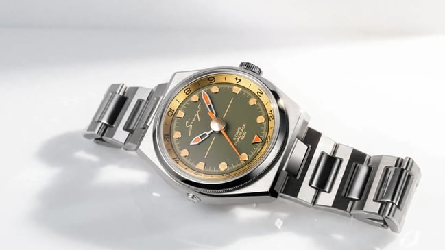 Singer Reimagined – 1970 DualTrack, Handaufzugsuhr aus Edelstahl mit grünem Zifferblatt und GMT-Funktion