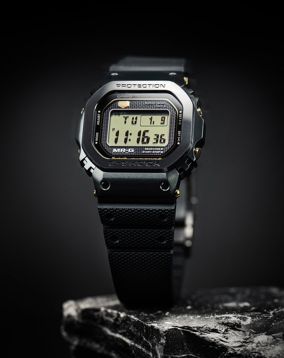  Casio_G-Shock_MRG-B5000R_stehend