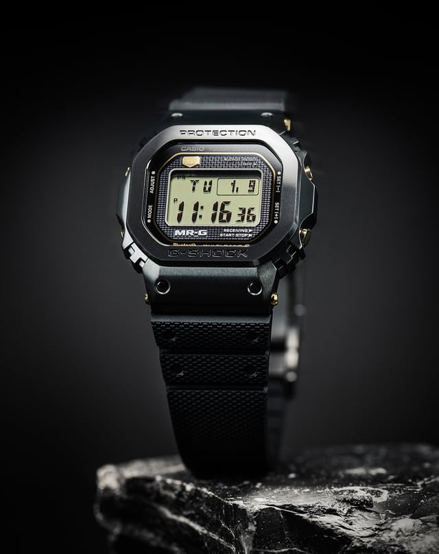  Casio_G-Shock_MRG-B5000R_stehend
