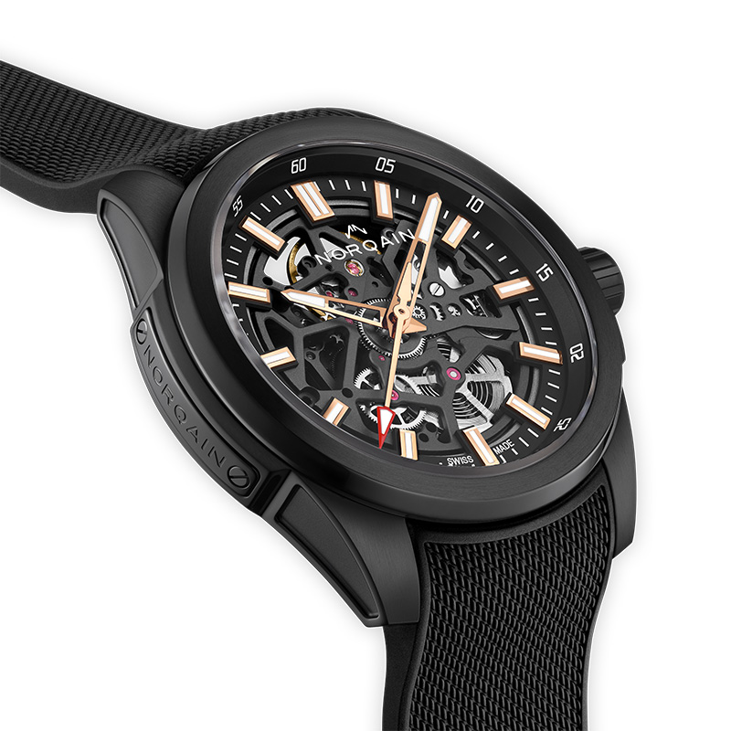 Norqain Independence Skeleton Titanium: Seitenansicht Uhr