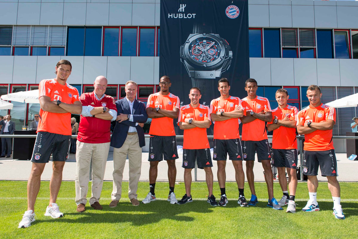 2012: Jean-Claude Biver, Karl-Heinz Rummenigge und ein Teil des damaligen Bayern-Kaders mit der King Power FC Bayern
