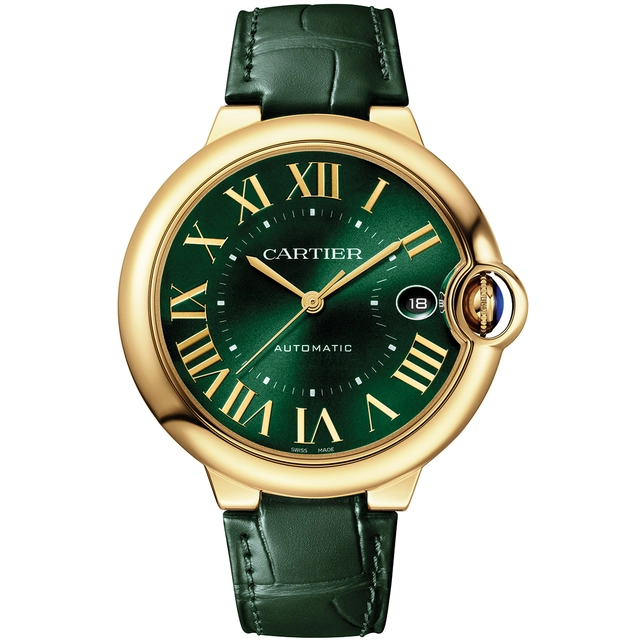 Die Cartier Ballon Bleu aus Gelbgold mit einem leuchtend grünen Zifferblatt (40 mm) mit Sonnenschliff sowie römischen Ziffern im Gelbgold-Finish.