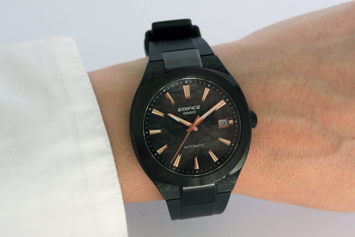 Casio Edifice EFK-200XPB-1A in Carbon-Optik am Handgelenk