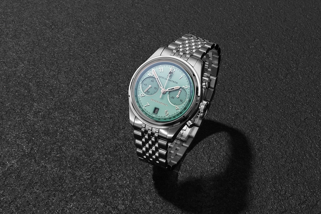 Sandstroem_Royal_Steel_Chronograph_Motikon_Seite vor grauem Hintergrund