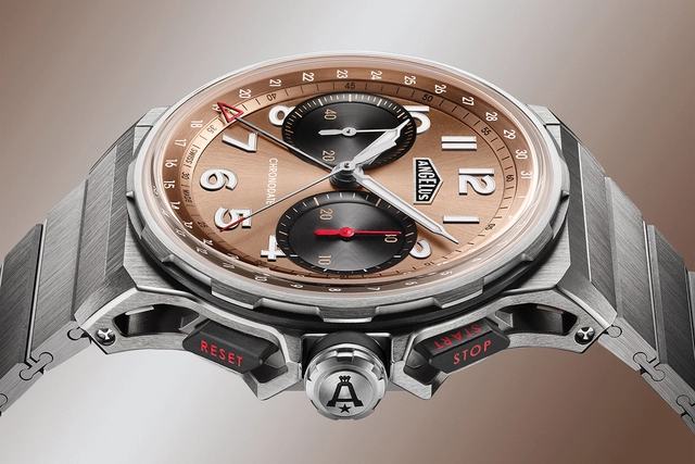 Angekus Chronodate Gold, Uhr von der Seite mit Zifferblatt nach oben schauend