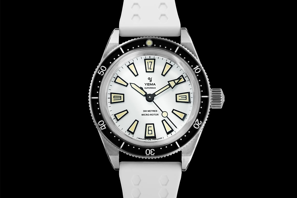 Frontansicht der Yema Skin Diver Slim Full Lume mit weißem Zifferblatt auf schwarzem Hintergrund