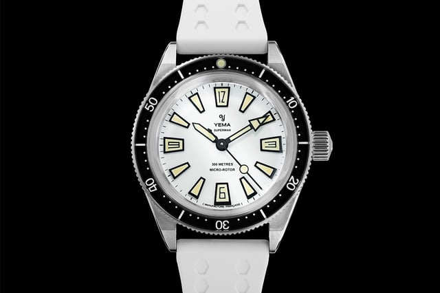 Frontansicht der Yema Skin Diver Slim Full Lume mit weißem Zifferblatt auf schwarzem Hintergrund