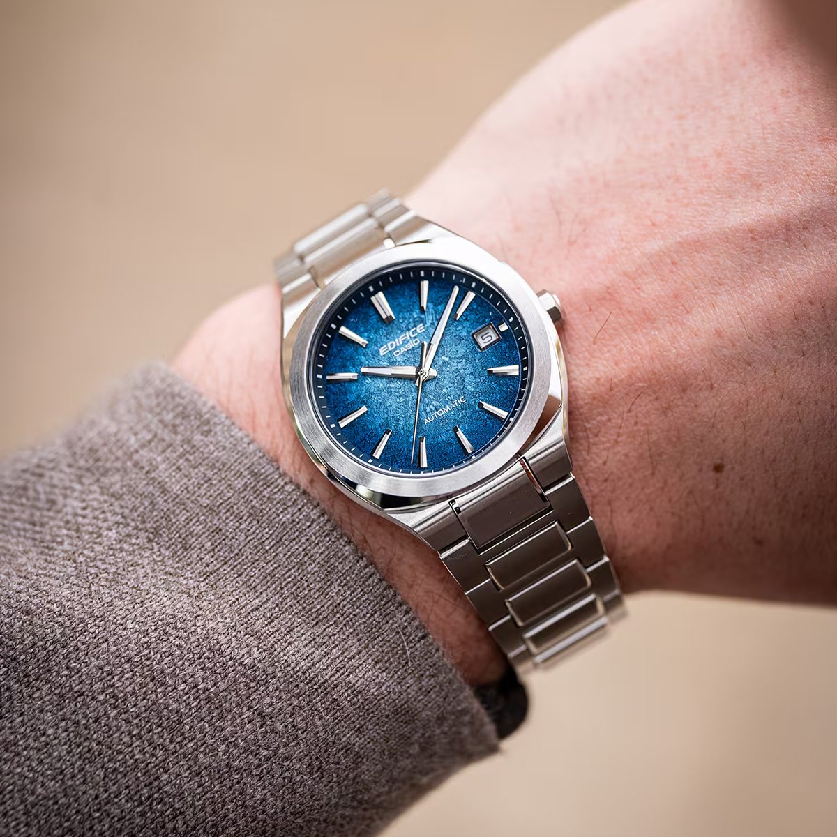 Casio Edifice EFK-200D-2A mit blauem Zifferblatt, am Handgelenk 