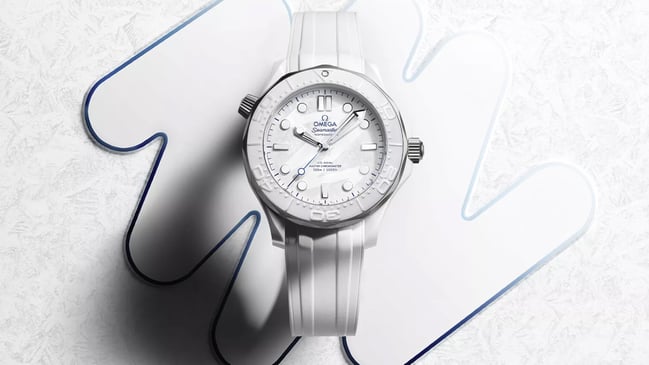 Omega – Seamaster Diver 300M Milano Cortina, weiße Taucheruhr aus Keramik und Titan mit Kautschukband und Automatikkaliber 