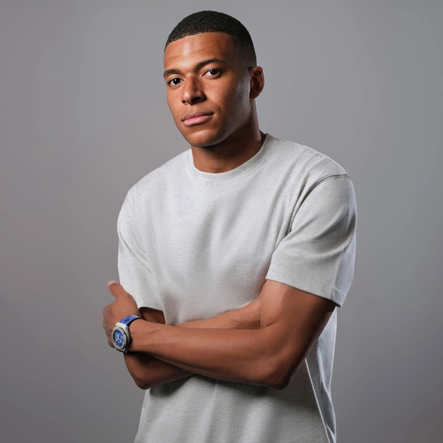 Kylian Mbappé mit der Hublot Classic Fusion Chronograph UEFA Champions League Titanium