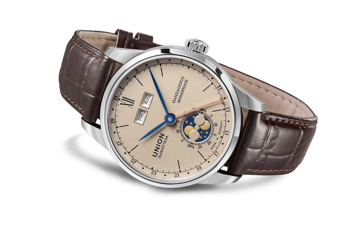 Union Glashütte 1893 Johannes Dürrstein Edition „Doppelmondphase“: Uhr mit braunem Lederband, liegend