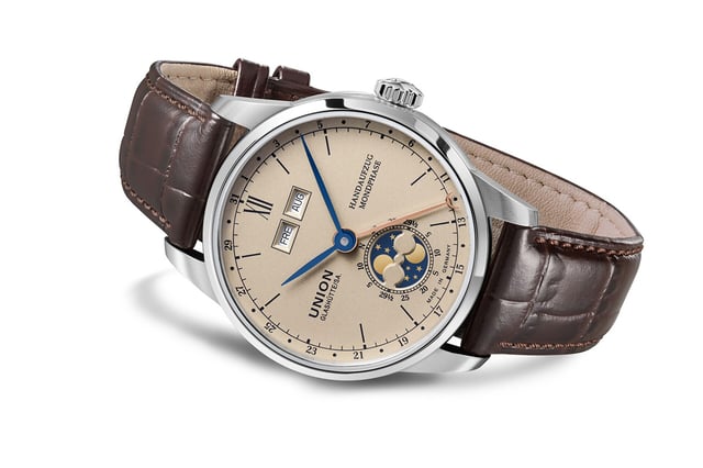 Union Glashütte 1893 Johannes Dürrstein Edition „Doppelmondphase“: Uhr mit braunem Lederband, liegend