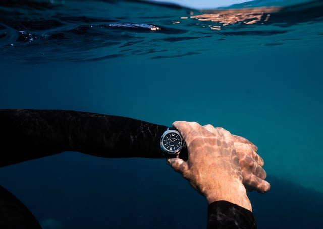 Die Panerai Luminor am Handgelenk unter Wasser