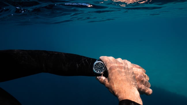 Die Panerai Luminor am Handgelenk unter Wasser