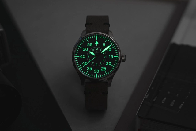 Die Laco Aachen Grün 39 leuchtet im Dunkeln.