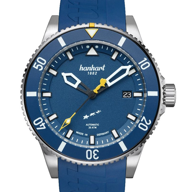 Hanhart x Europa-Park Flying Stars, Uhr mit blauem Zifferblatt vor weißem Hintergrund