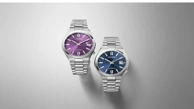 Citizen Tsuyosa 37, Referenz NJ0200-50W und NJ0200-50M, zwei Uhren mit blauem und violettem Zifferblatt vor grauem Hintergrund