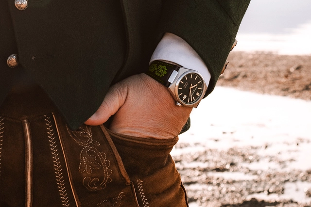 Frederique Constant: Highlife Bavaria COSC Automatik Special Edition, Wristshot mit Lederhose