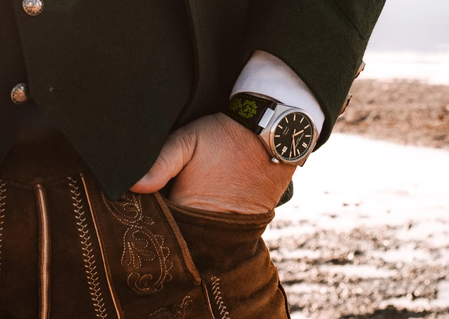 Frederique Constant: Highlife Bavaria COSC Automatik Special Edition, Wristshot mit Lederhose