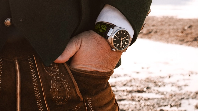 Frederique Constant: Highlife Bavaria COSC Automatik Special Edition, Wristshot mit Lederhose