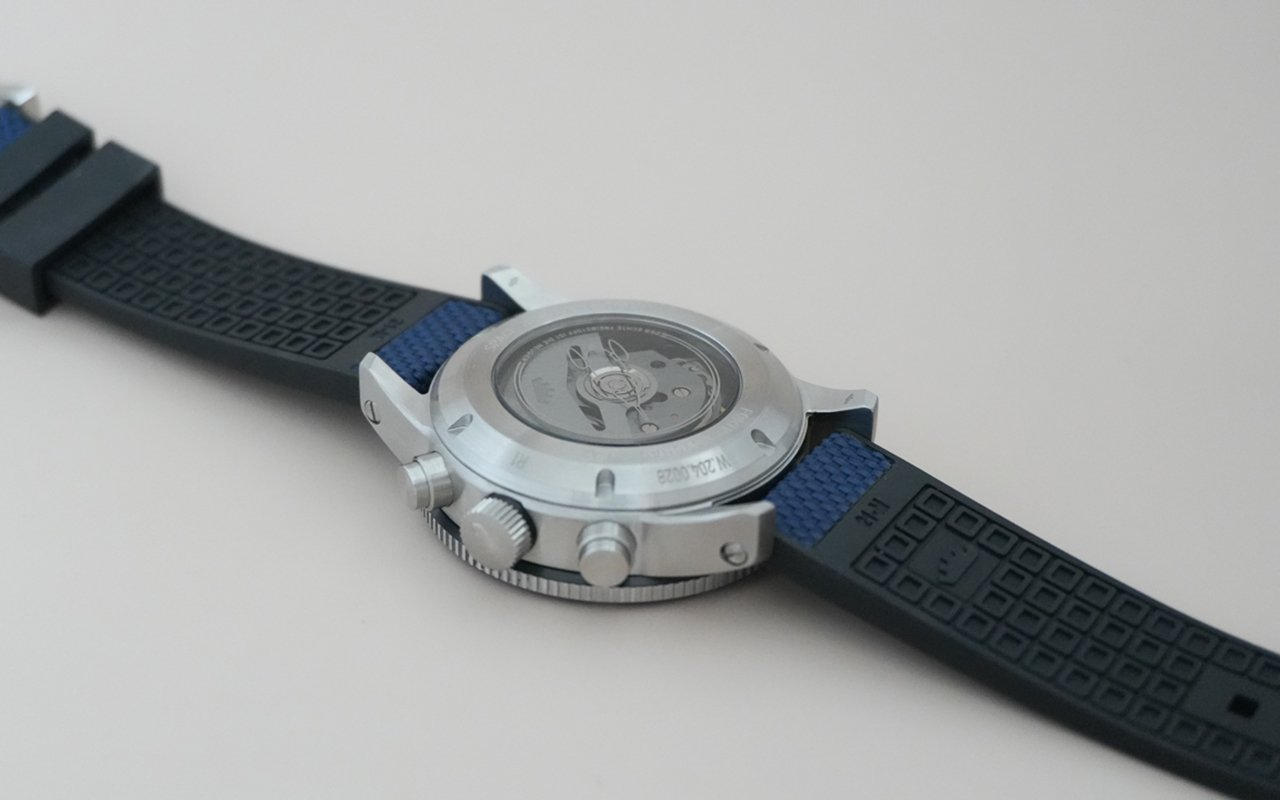 Blaue Uhr der Fortis Novonaut N-42 Halo.
