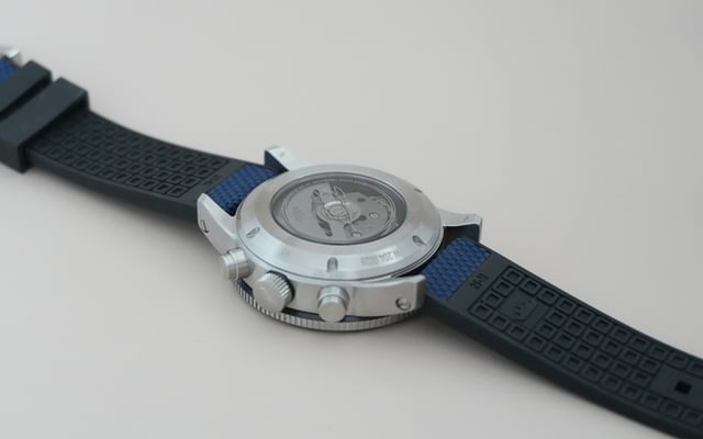 Blaue Uhr der Fortis Novonaut N-42 Halo.