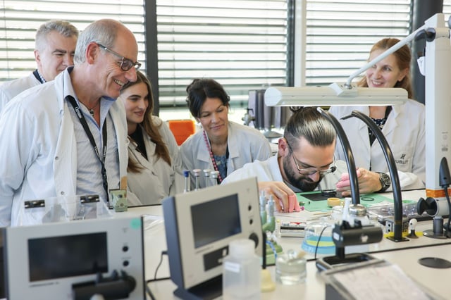 WatchTime-Leserreise: Besucher bei Hublot mit Uhrmacher