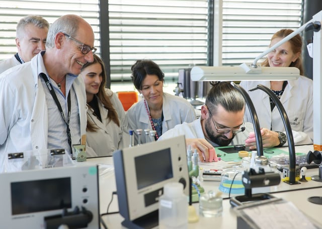 WatchTime-Leserreise: Besucher bei Hublot mit Uhrmacher