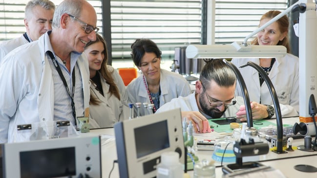 WatchTime-Leserreise: Besucher bei Hublot mit Uhrmacher