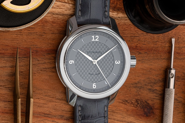 Zeitwinkel – 082°, elegante Automatikuhr mit Manufakturkaliber und Lederband