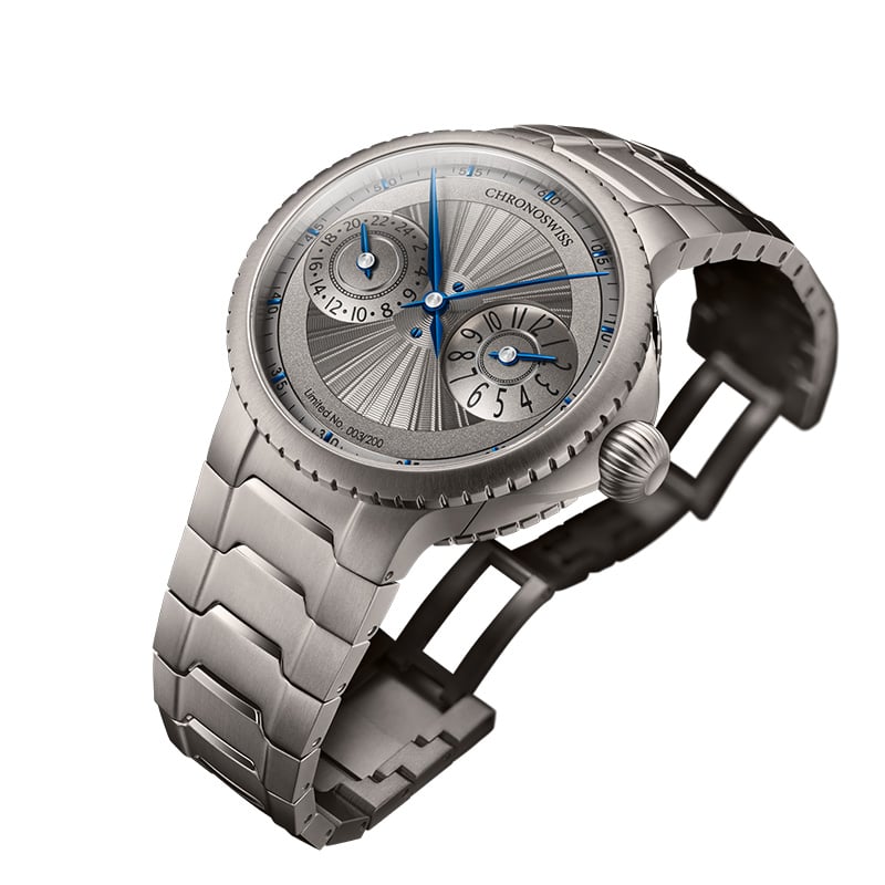 Chronoswiss Pulse GMT Silver Guilloche, Uhr schräg gedreht vor weißem Hintergrund