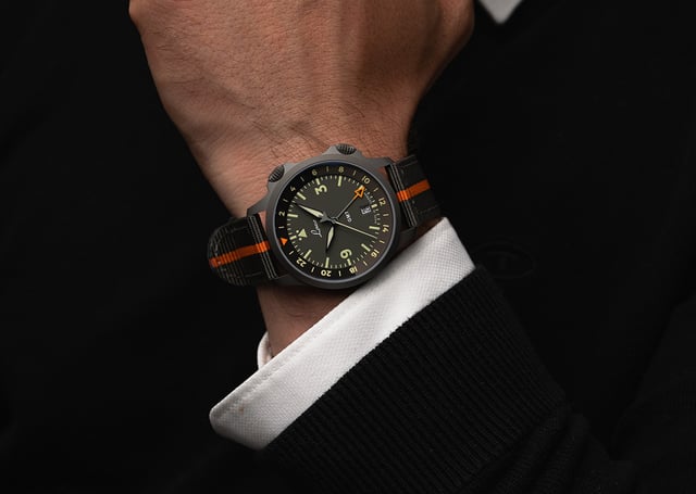 Laco Frankfurt 40 GMT: Uhr am Handgelenk
