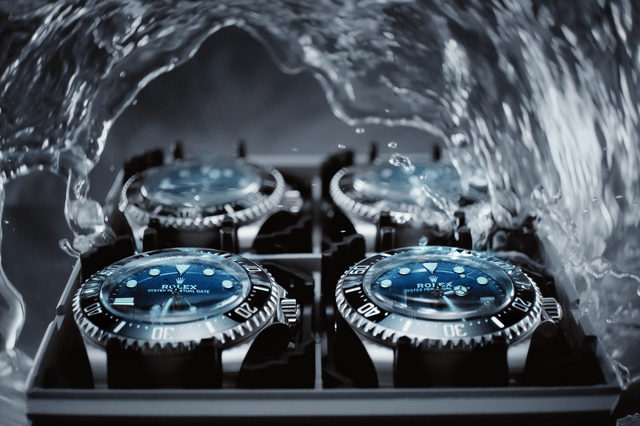 Mehrere Modelle der Rolex Oyster werden auf Wasserdichtigkeit geprüft, Wasser, Welle
