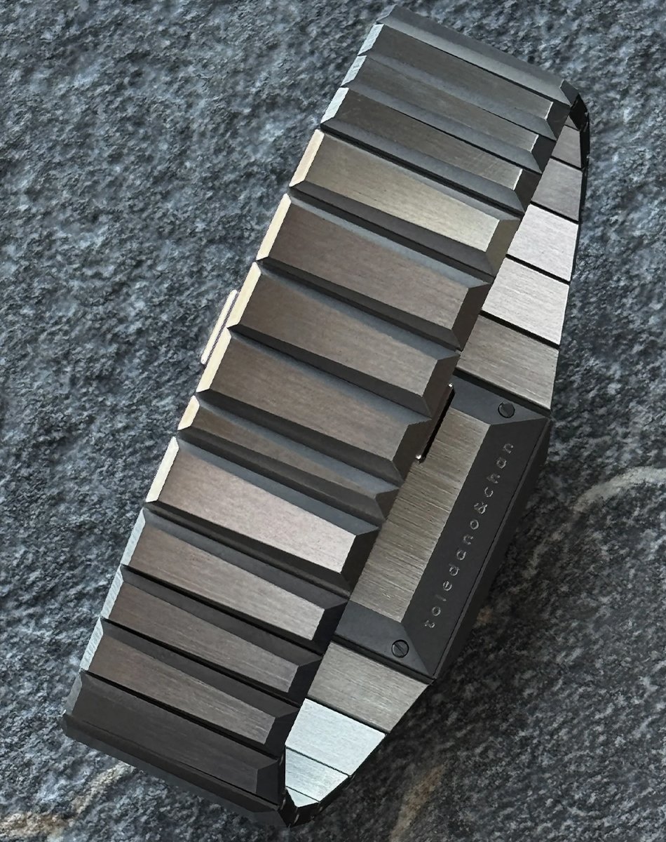 Toledano & Chan – b/1.3r, Titanuhr einer Microbrand mit Gold-Zifferblatt