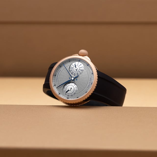 Chronoswiss Pulse GMT Frosted Guilloche Gold, Uhr liegend auf Tisch