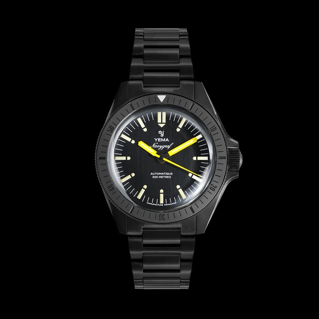 Frontansicht der Yema Navygraf Phantom mit schwarzem Zifferblatt und mattgelben Zeiger auf schwarzem Hintergrund