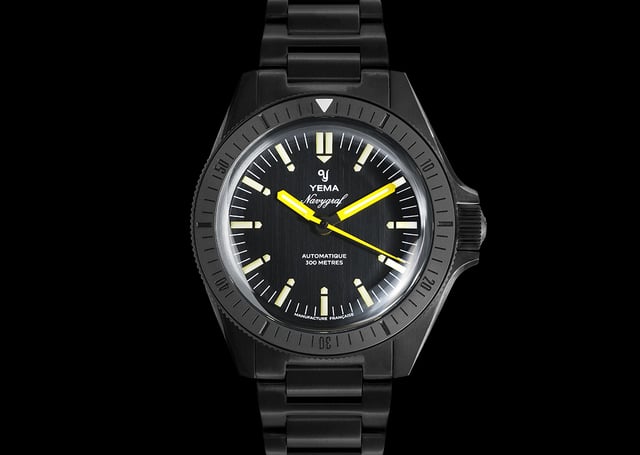 Frontansicht der Yema Navygraf Phantom mit schwarzem Zifferblatt und mattgelben Zeiger auf schwarzem Hintergrund