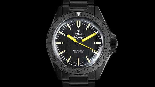Frontansicht der Yema Navygraf Phantom mit schwarzem Zifferblatt und mattgelben Zeiger auf schwarzem Hintergrund
