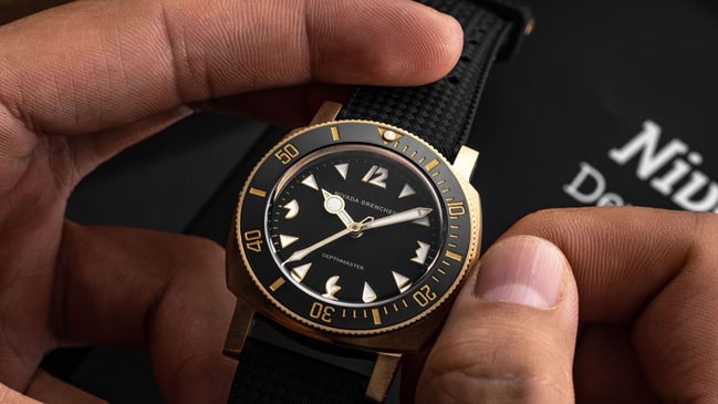 Nivada Grenchen Depthmaster Bronze in der Hand