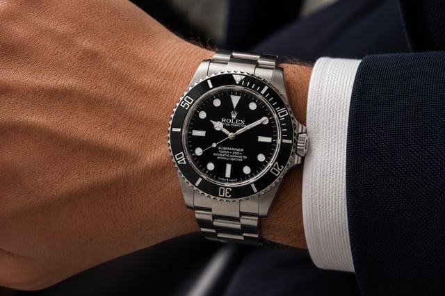 Rolex Submariner am Handgelenk, Taucheruhr mit Automatikwerk