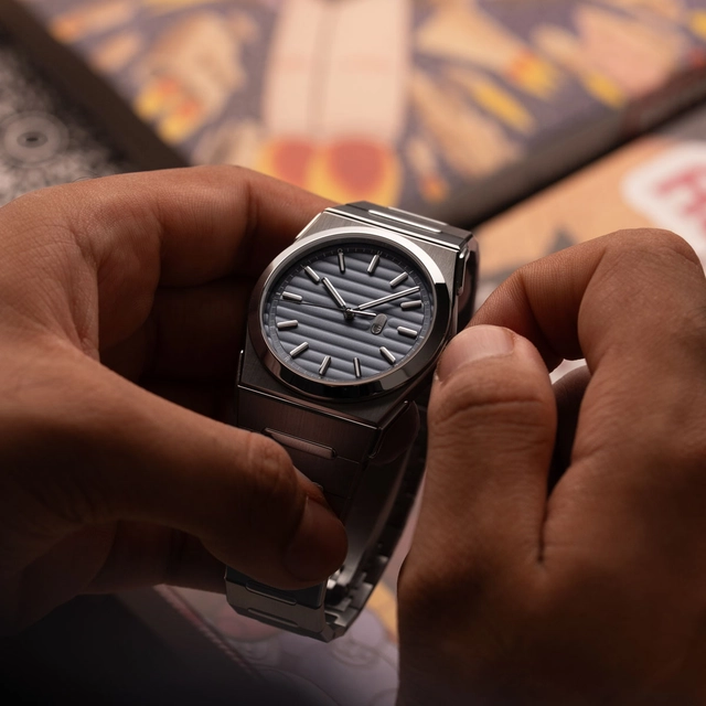 Louis Erard: 2340 mit stahlblauem Zifferblatt beim Aufziehen