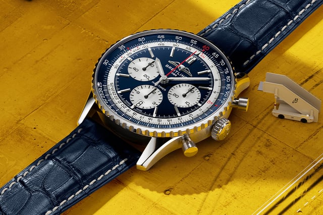 Breitling Navitimer B01 Chronograph 43 Tribute to Concorde, Automatik-Chronoraph mit Lederband und zweifarbigem Zifferblatt